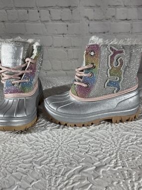 JUICY COUTURE Toddler Girls Lil Quinto Drive Rainbow Glitter Duck Boots ✨size 10